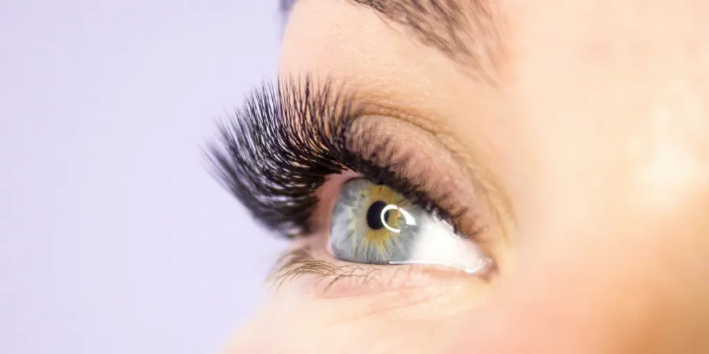 Como colocar cílios fio a fio sozinha: passo a passo Como colocar cílios fio a fio sozinha